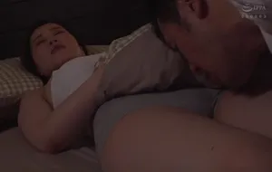 3 ngày gã chồng đi công chuyện, người vợ ở nhà nữa đêm bị bố anh xã mò vào phòng