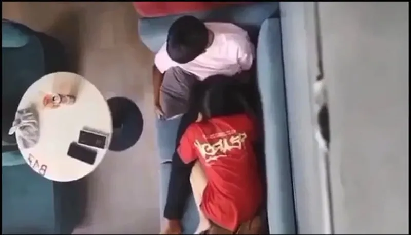 Quay lén em ghệ bú mút cho con ghệ nơi công cộng